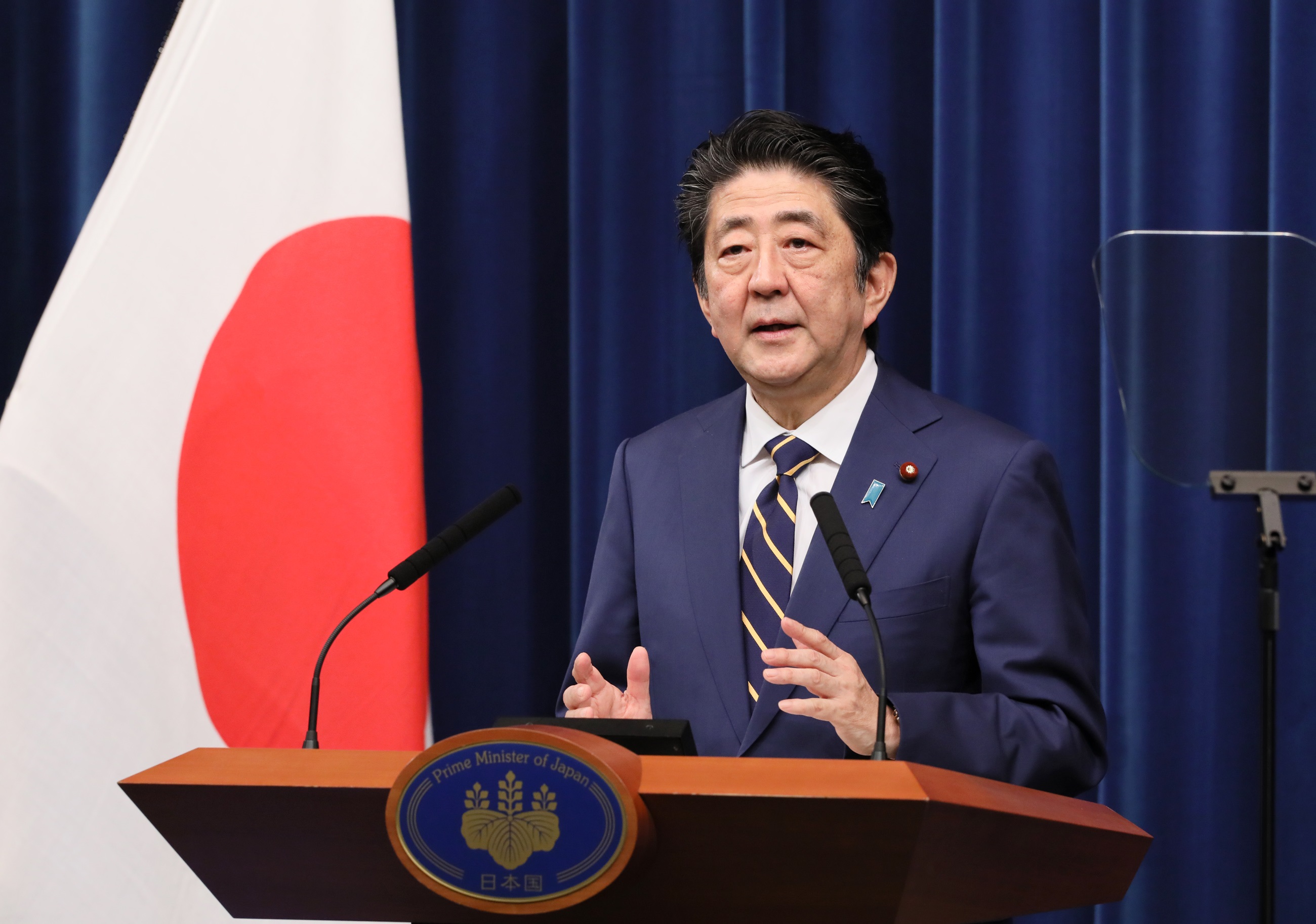 安倍总理举行了记者招待会。