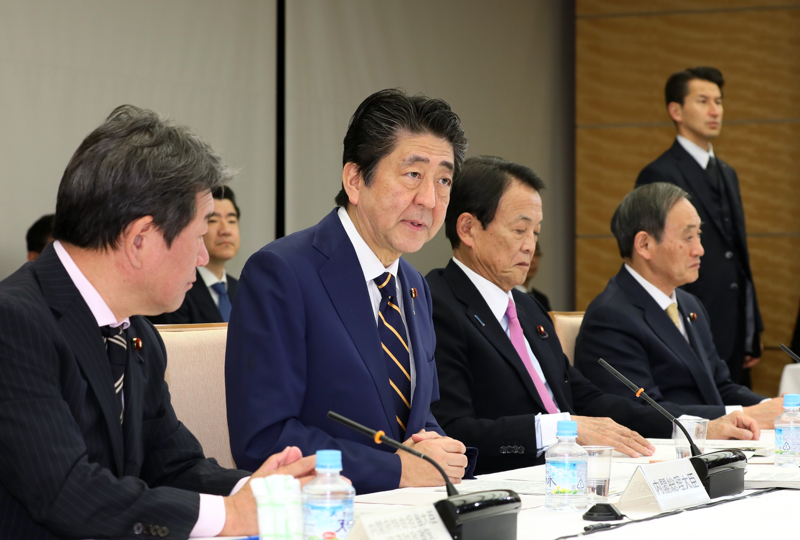 安倍总理在总理大臣官邸召开了2018年第16次经济财政咨询会议。