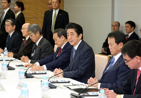 安倍总理在总理大臣官邸召开了第7次有关安全保障与防卫能力的恳谈会。