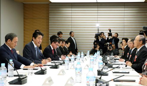 安倍总理在总理大臣官邸召开了第7次有关安全保障与防卫能力的恳谈会。