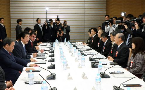 安倍总理在总理大臣官邸召开了第7次有关安全保障与防卫能力的恳谈会。