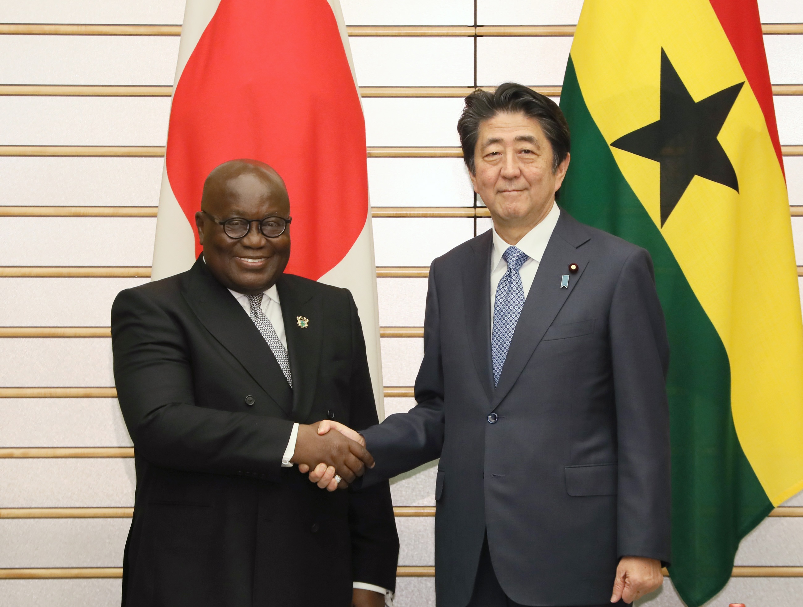 安倍总理在总理大臣官邸与加纳共和国总统纳纳・阿多・丹夸・阿库福-阿多举行了首脑会谈等。