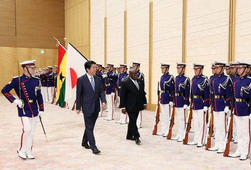 安倍总理在总理大臣官邸与加纳共和国总统纳纳・阿多・丹夸・阿库福-阿多举行了首脑会谈等。