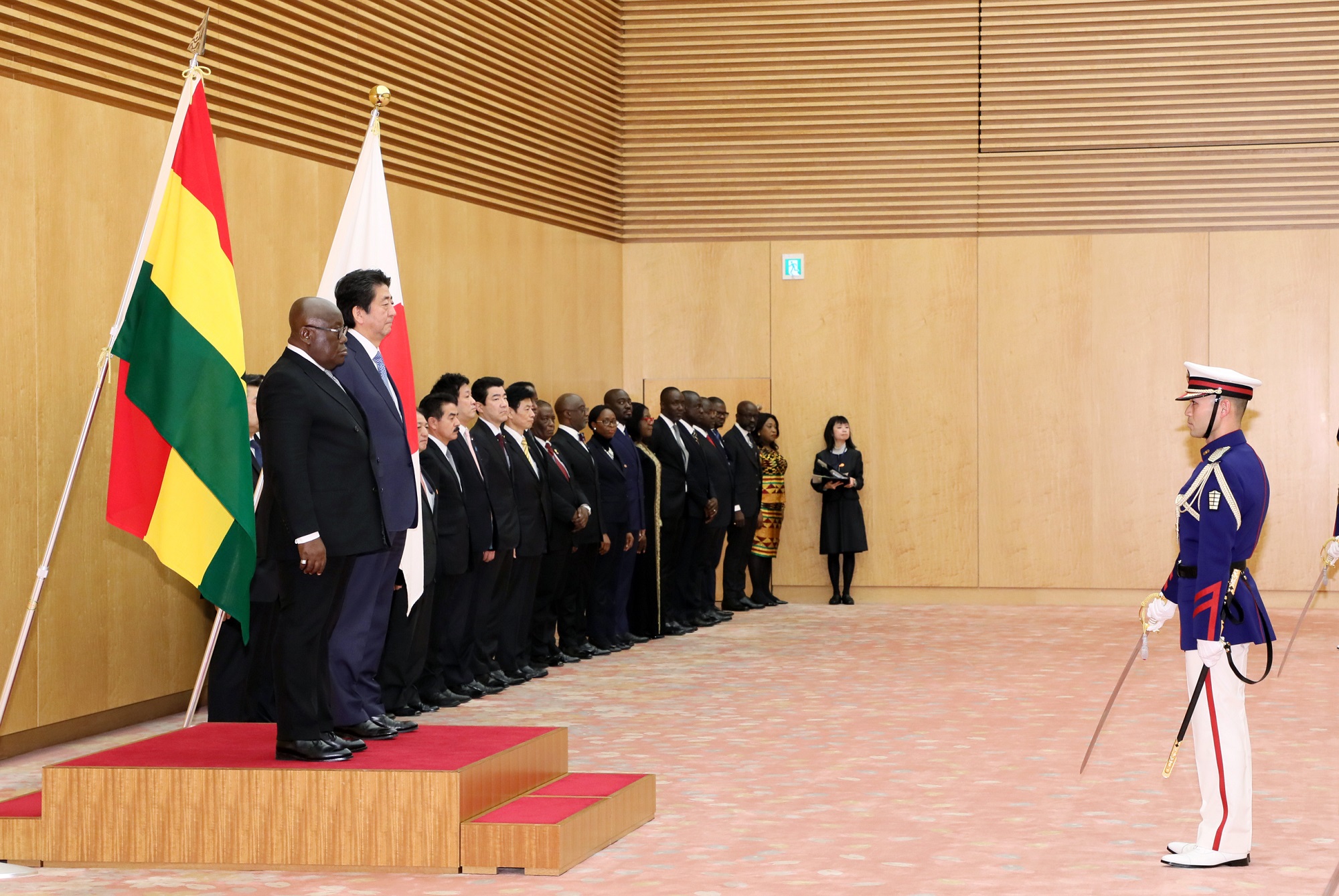 安倍总理在总理大臣官邸与加纳共和国总统纳纳・阿多・丹夸・阿库福-阿多举行了首脑会谈等。