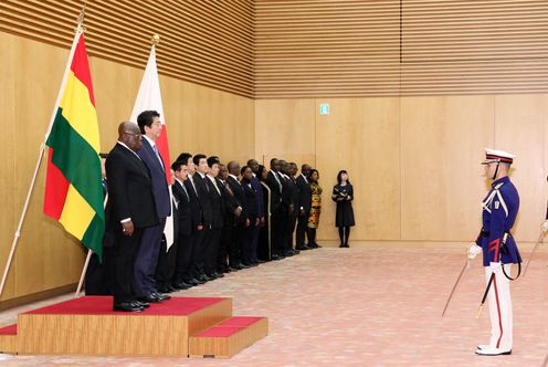 安倍总理在总理大臣官邸与加纳共和国总统纳纳・阿多・丹夸・阿库福-阿多举行了首脑会谈等。