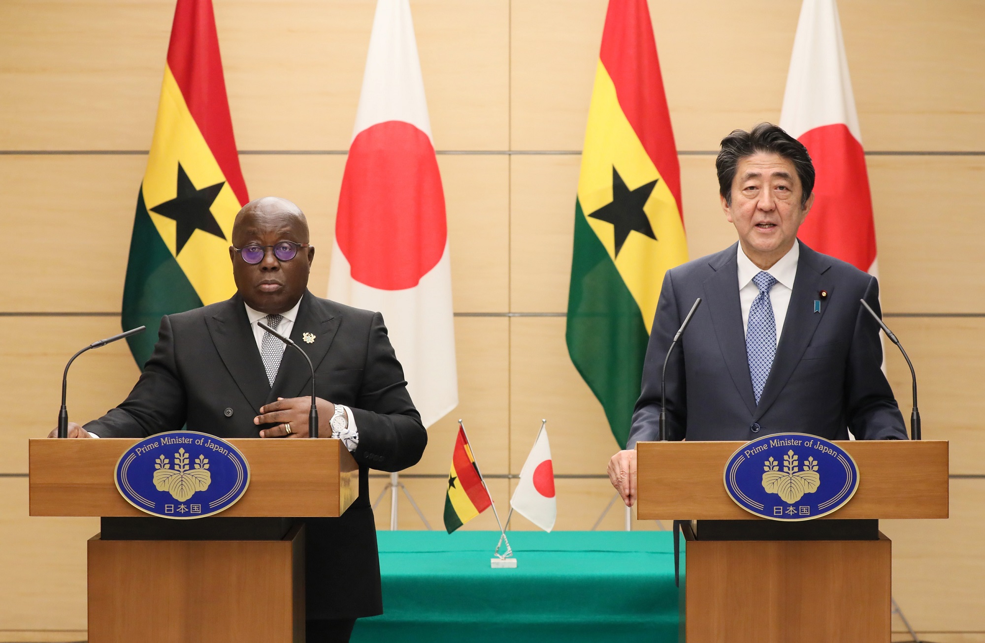 安倍总理在总理大臣官邸与加纳共和国总统纳纳・阿多・丹夸・阿库福-阿多举行了首脑会谈等。