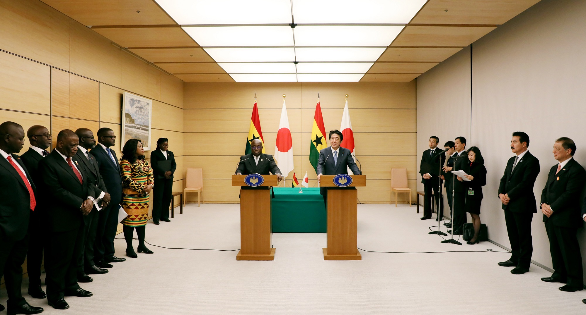 安倍总理在总理大臣官邸与加纳共和国总统纳纳・阿多・丹夸・阿库福-阿多举行了首脑会谈等。