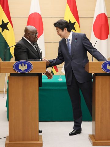安倍总理在总理大臣官邸与加纳共和国总统纳纳・阿多・丹夸・阿库福-阿多举行了首脑会谈等。