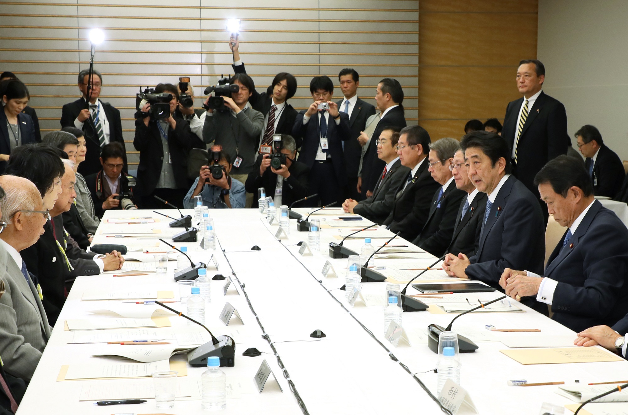 安倍总理在总理大臣官邸召开了第33次行政改革推进会议。