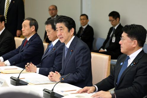 安倍总理在总理大臣官邸召开了第18次宇宙开发战略本部会议。