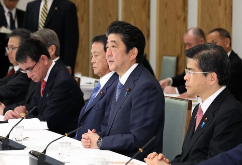 安倍总理在总理大臣官邸出席了政府执政党联络会议。