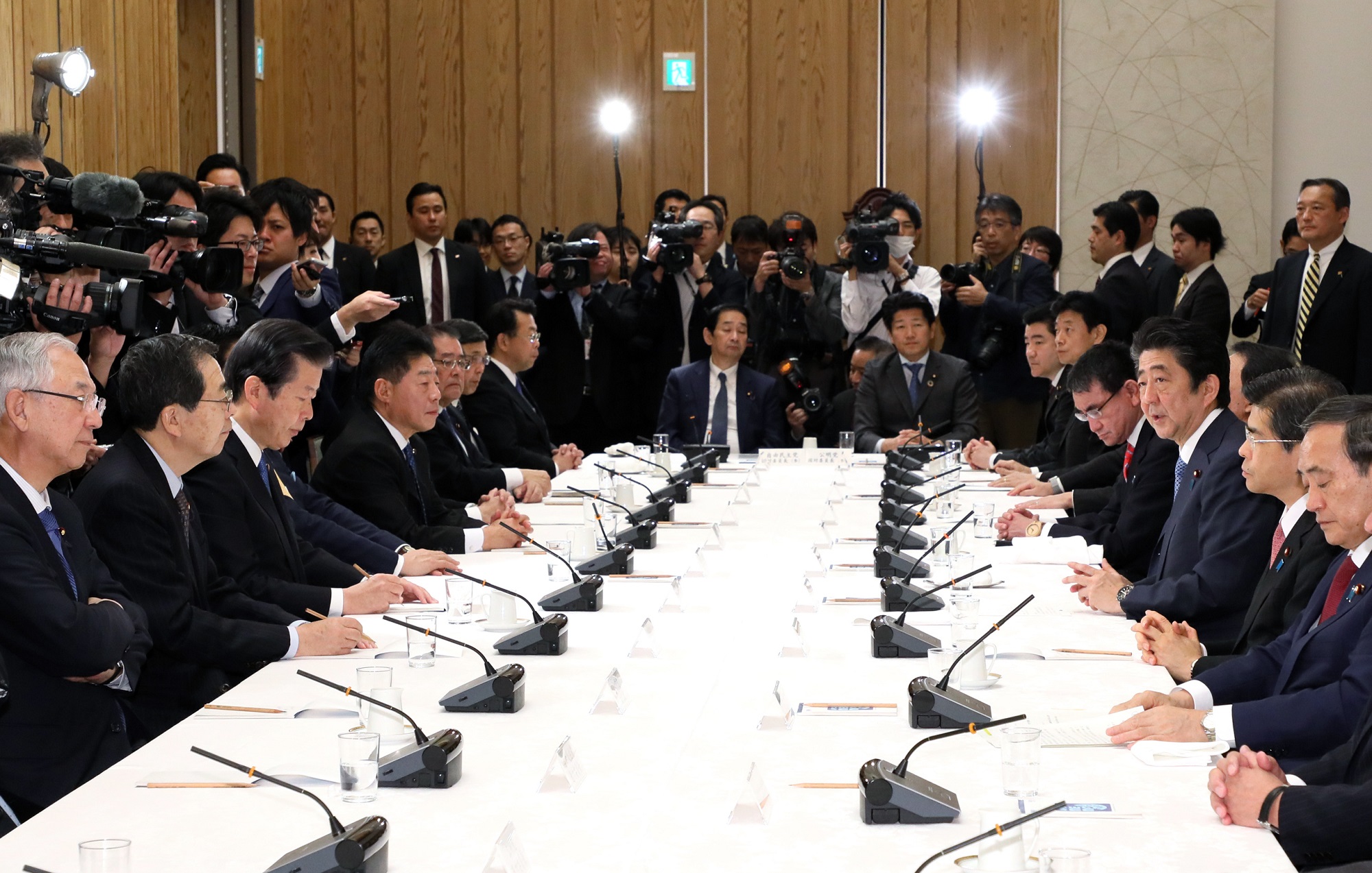 安倍总理在总理大臣官邸出席了政府执政党联络会议。