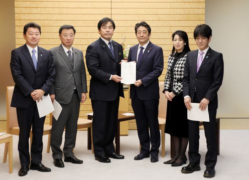 安倍总理在总理大臣官邸接收了自由民主党教育再生实行本部的建议。