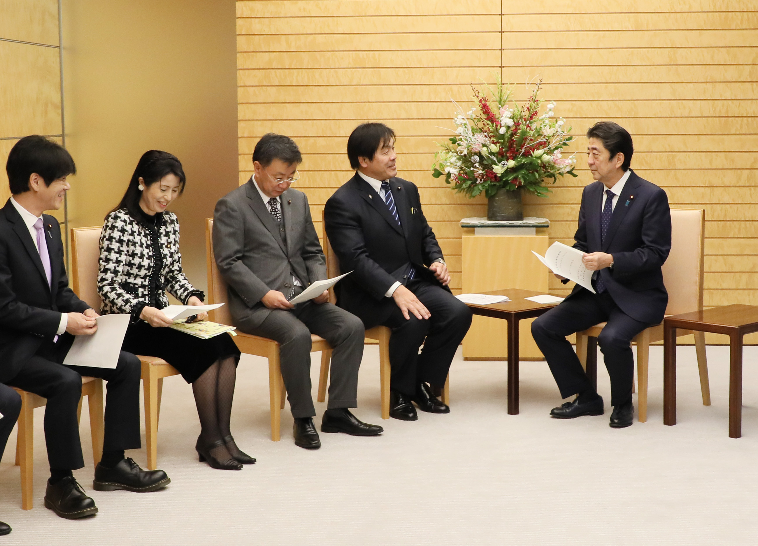 安倍总理在总理大臣官邸接收了自由民主党教育再生实行本部的建议。