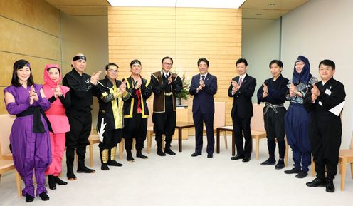 安倍总理在总理大臣官邸接受了忍者NINJA议员联盟及日本忍者协议会的拜访。