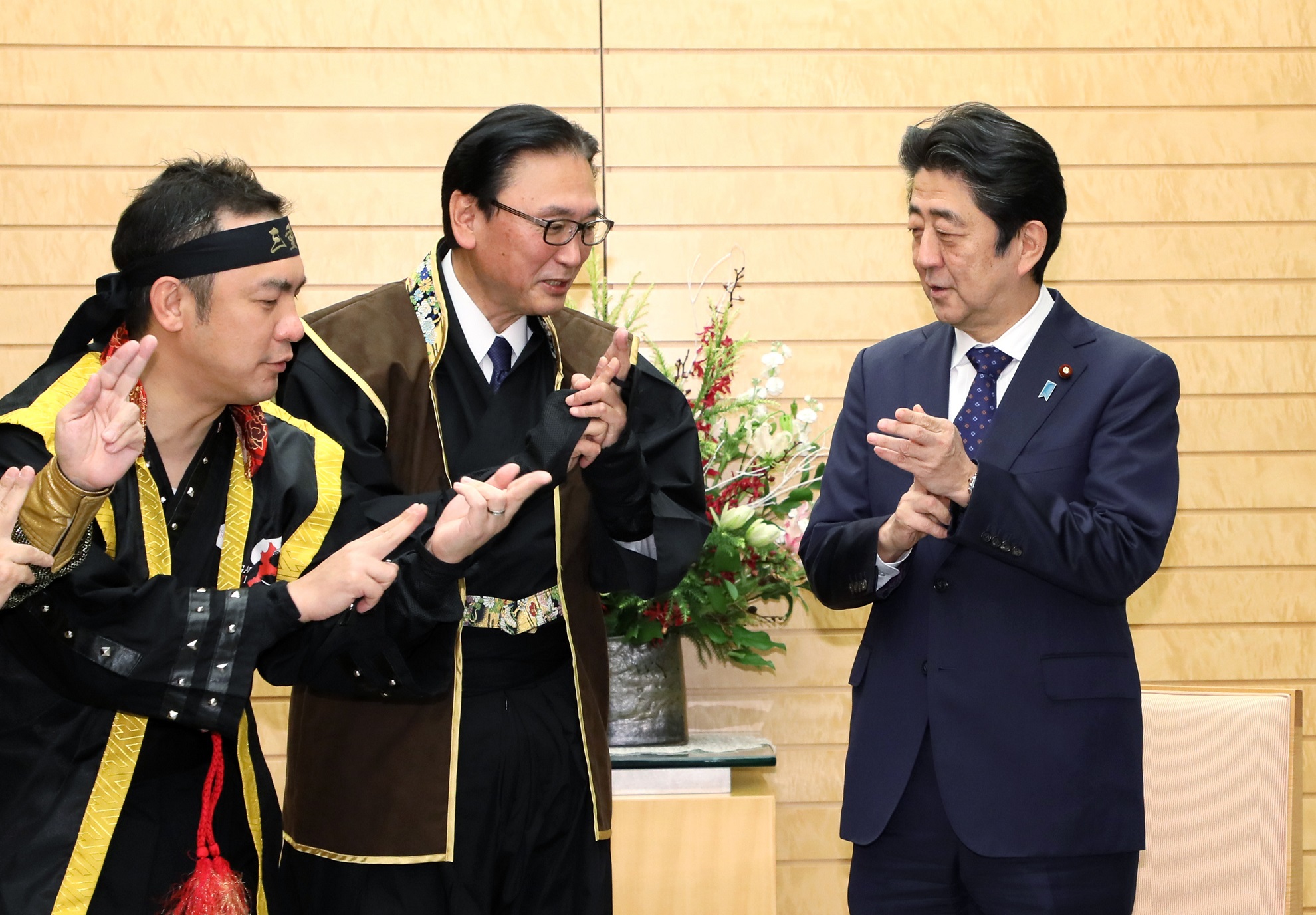 安倍总理在总理大臣官邸接受了忍者NINJA议员联盟及日本忍者协议会的拜访。