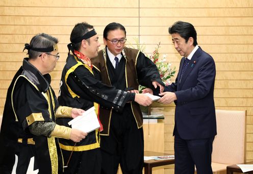 安倍总理在总理大臣官邸接受了忍者NINJA议员联盟及日本忍者协议会的拜访。