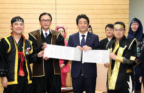 安倍总理在总理大臣官邸接受了忍者NINJA议员联盟及日本忍者协议会的拜访。