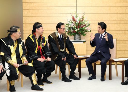 安倍总理在总理大臣官邸接受了忍者NINJA议员联盟及日本忍者协议会的拜访。