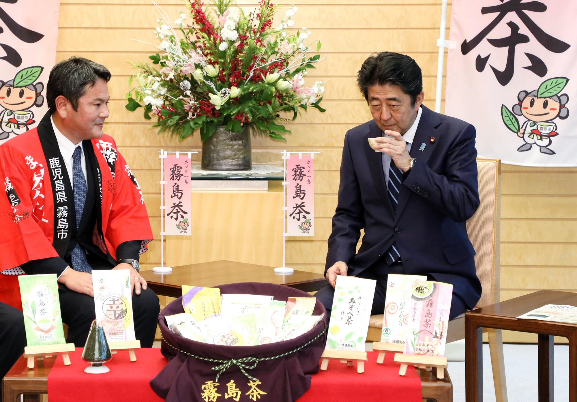安倍总理在总理大臣官邸接受了鹿儿岛县雾岛市市长中重真一及制茶业者等的拜访。