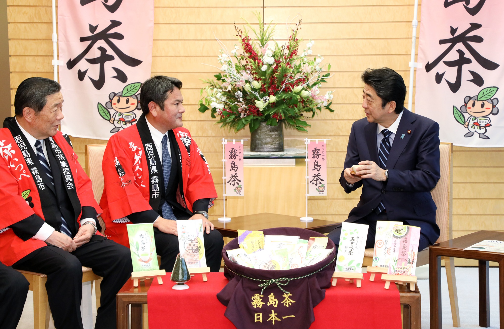 安倍总理在总理大臣官邸接受了鹿儿岛县雾岛市市长中重真一及制茶业者等的拜访。