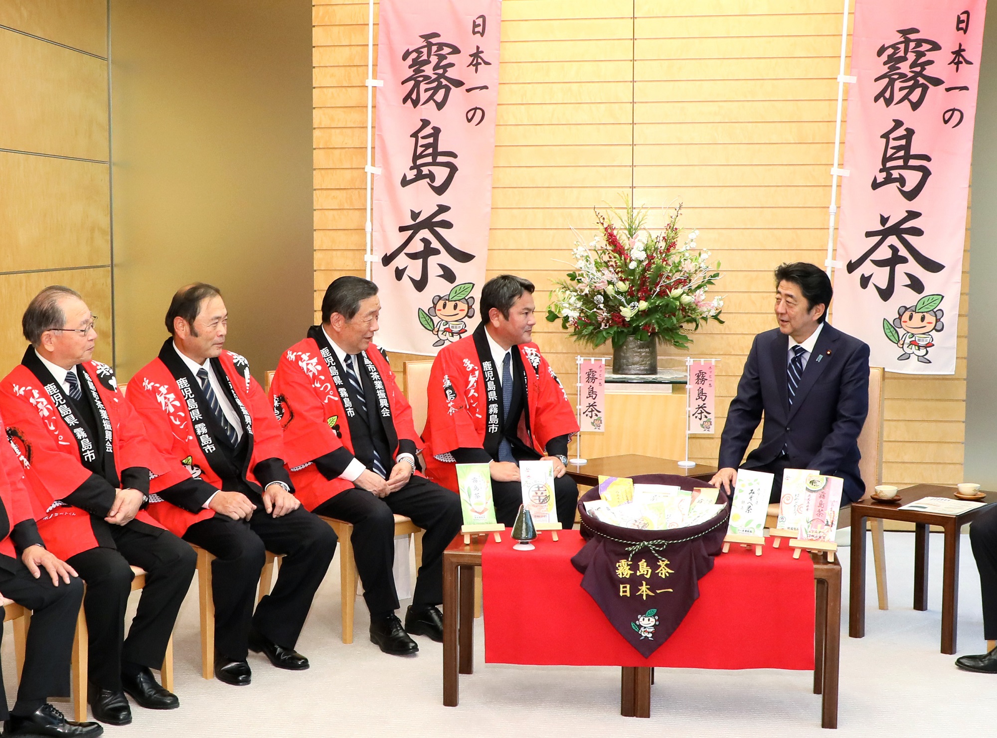 安倍总理在总理大臣官邸接受了鹿儿岛县雾岛市市长中重真一及制茶业者等的拜访。