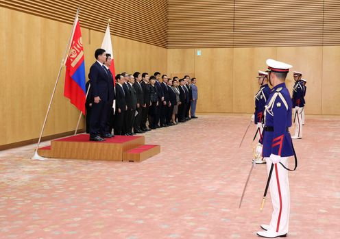 安倍总理在总理大臣官邸与蒙古国总理乌赫那・呼日勒苏赫举行了首脑会谈等。