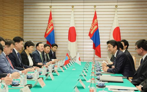 安倍总理在总理大臣官邸与蒙古国总理乌赫那・呼日勒苏赫举行了首脑会谈等。