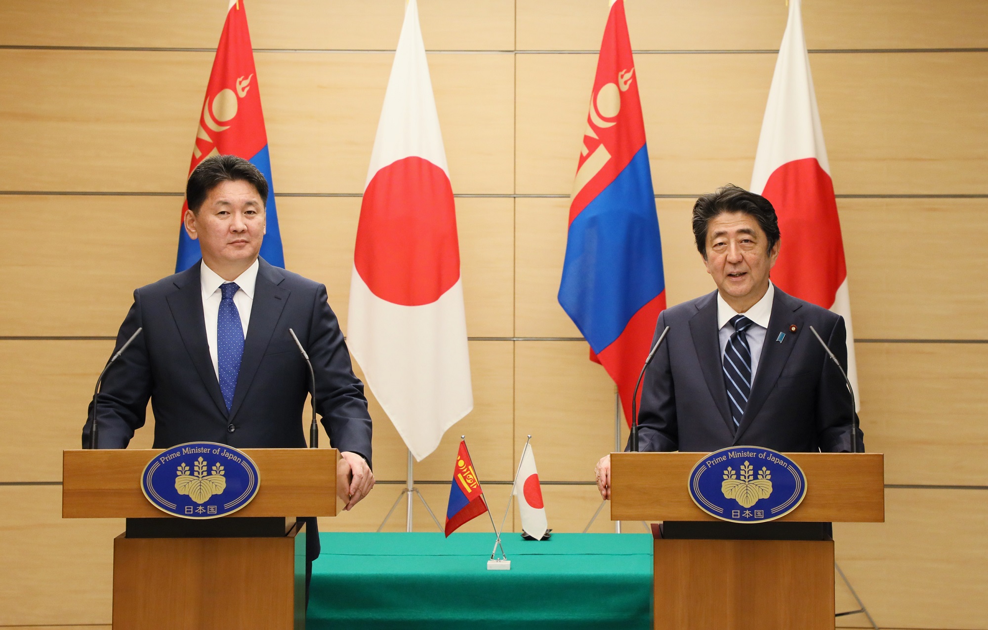 安倍总理在总理大臣官邸与蒙古国总理乌赫那・呼日勒苏赫举行了首脑会谈等。