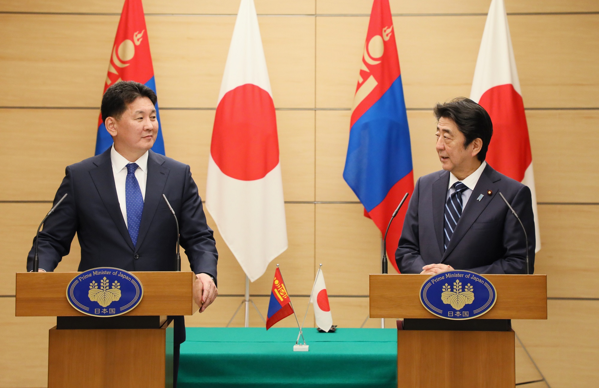 安倍总理在总理大臣官邸与蒙古国总理乌赫那・呼日勒苏赫举行了首脑会谈等。