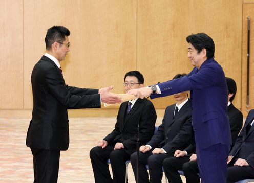 安倍总理在总理大臣官邸向不顾自己危险舍己救人的勇士们颁发了舍己救人内阁总理大臣感谢状。