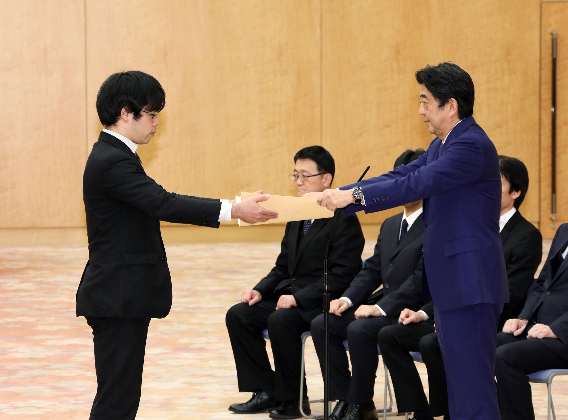 安倍总理在总理大臣官邸向不顾自己危险舍己救人的勇士们颁发了舍己救人内阁总理大臣感谢状。