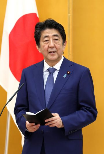 安倍总理在总理大臣官邸向不顾自己危险舍己救人的勇士们颁发了舍己救人内阁总理大臣感谢状。