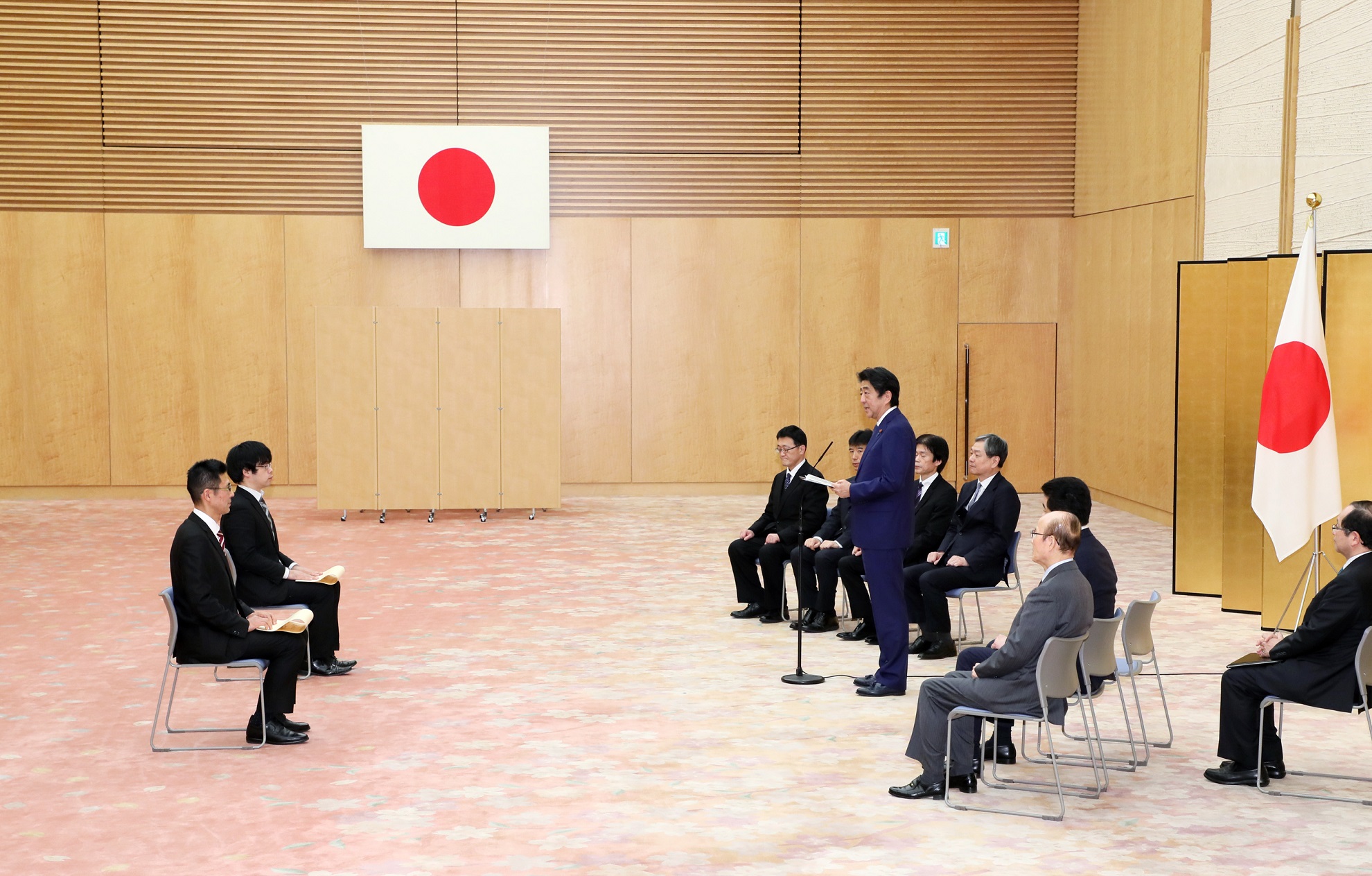 安倍总理在总理大臣官邸向不顾自己危险舍己救人的勇士们颁发了舍己救人内阁总理大臣感谢状。