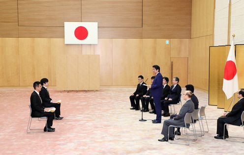 安倍总理在总理大臣官邸向不顾自己危险舍己救人的勇士们颁发了舍己救人内阁总理大臣感谢状。