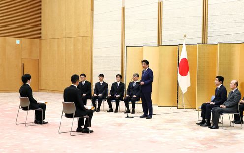 安倍总理在总理大臣官邸向不顾自己危险舍己救人的勇士们颁发了舍己救人内阁总理大臣感谢状。