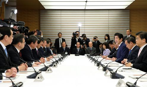 安倍总理在总理大臣官邸召开了第9次国土强韧化推进本部会议以及第3次有关重要基础设施紧急检查的相关阁僚会议。