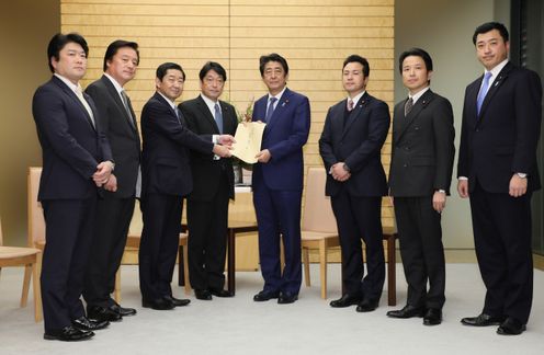 安倍总理在总理大臣官邸接收了执政党新防卫计划大纲等工作小组递交的报告。