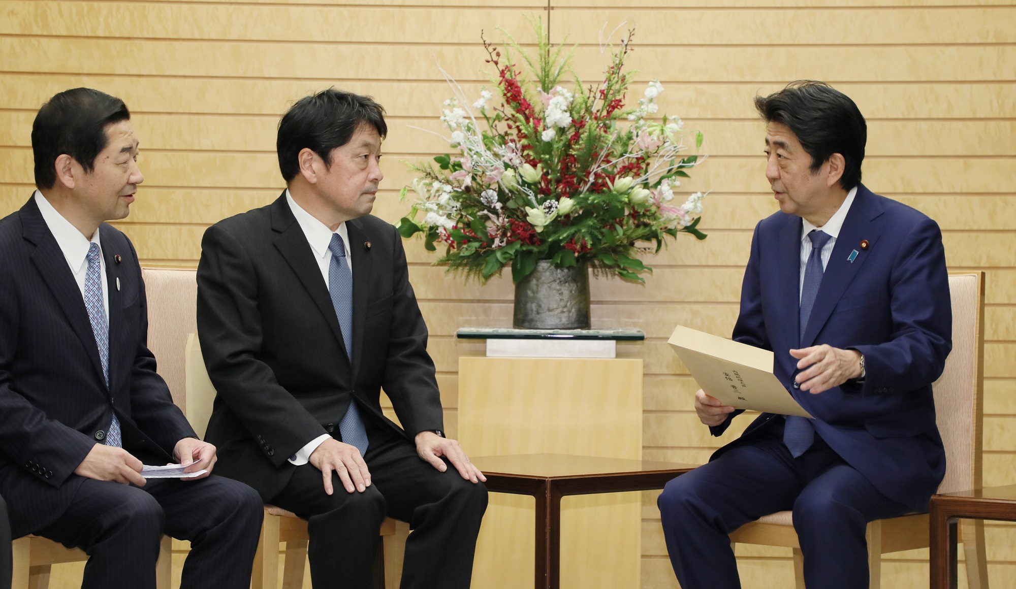 安倍总理在总理大臣官邸接收了执政党新防卫计划大纲等工作小组递交的报告。