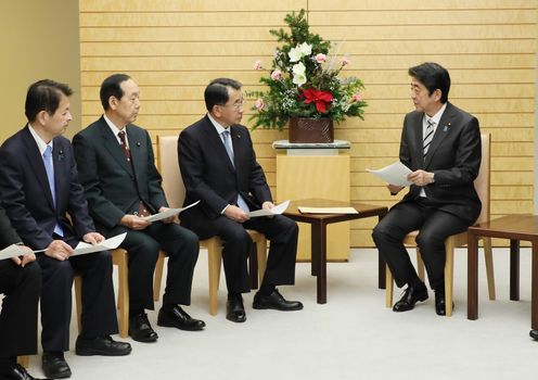 安倍总理在总理大臣官邸接收了自由民主党人工智能未来社会经济战略本部的建议。