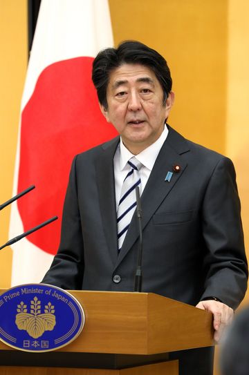 安倍总理在总理大臣官邸出席了女性绽放光彩先进企业表彰仪式。