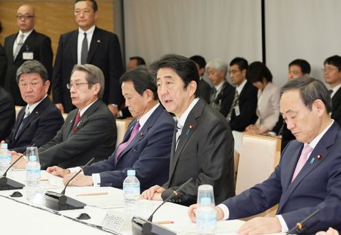安倍总理在总理大臣官邸出席了2018年度第3次中央与地方协商会议。