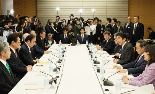 安倍总理在总理大臣官邸出席了2018年度第3次中央与地方协商会议。