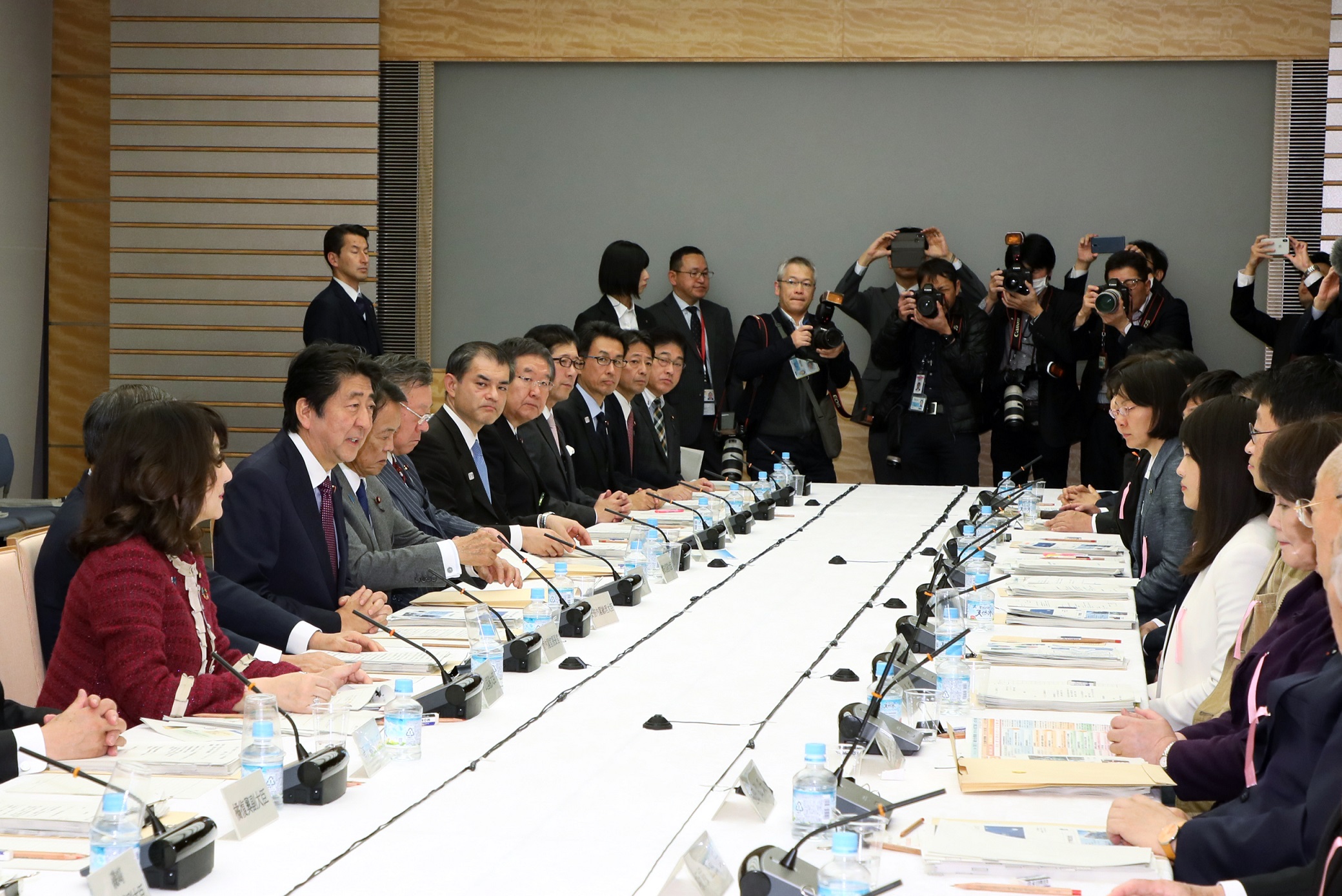 安倍总理在总理大臣官邸召开了第17次城镇・居民・工作创生会议。