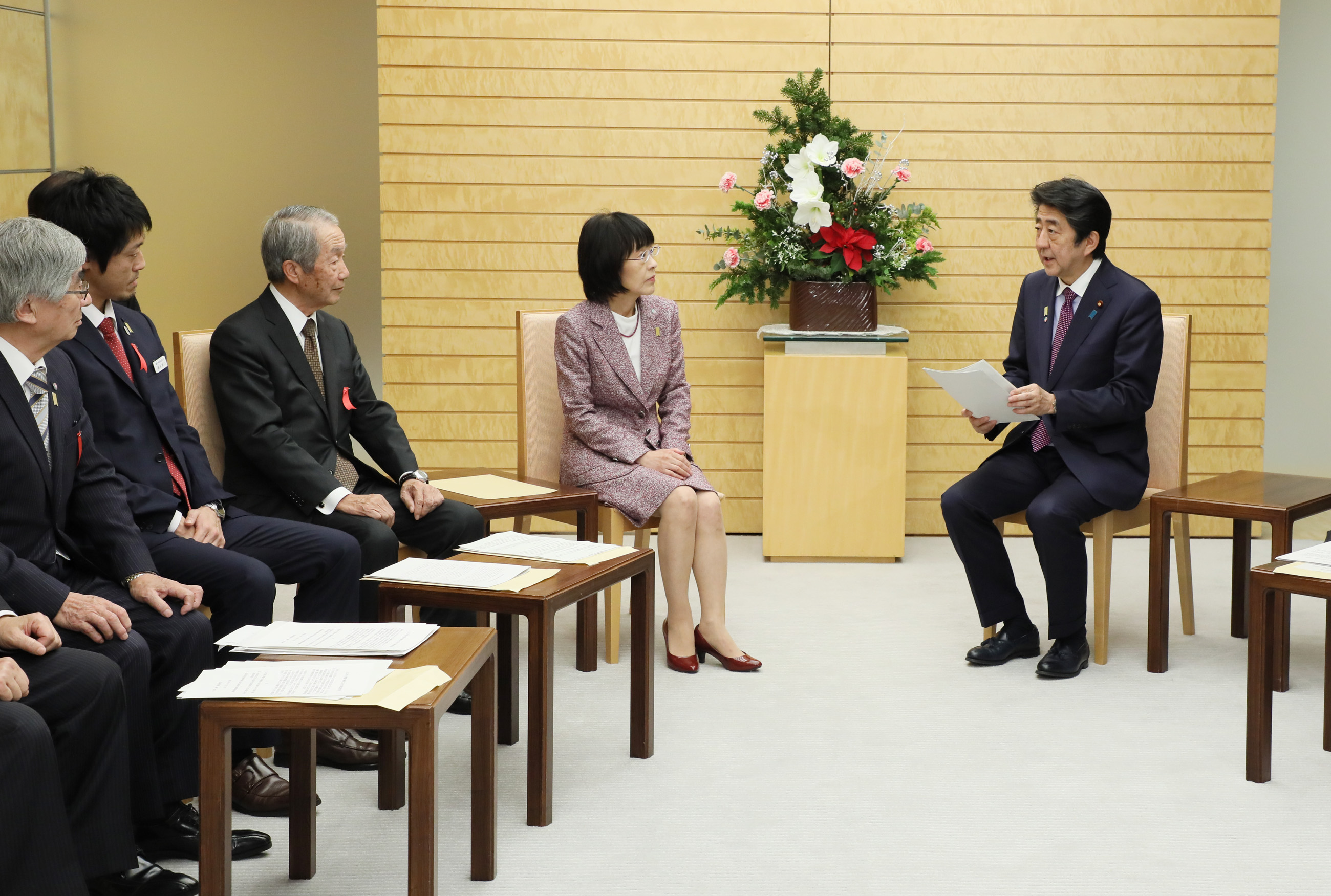 安倍总理在总理大臣官邸接收了北海道知事高桥春美等提出的有关促进北方领土归还的政府要求。 