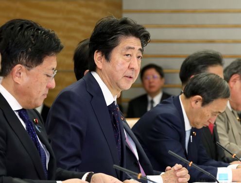 安倍总理在总理大臣官邸召开了第75次高度信息通信网络社会推进战略本部（IT综合战略本部）与第6次官民数据活用推进战略会议的联合会议。