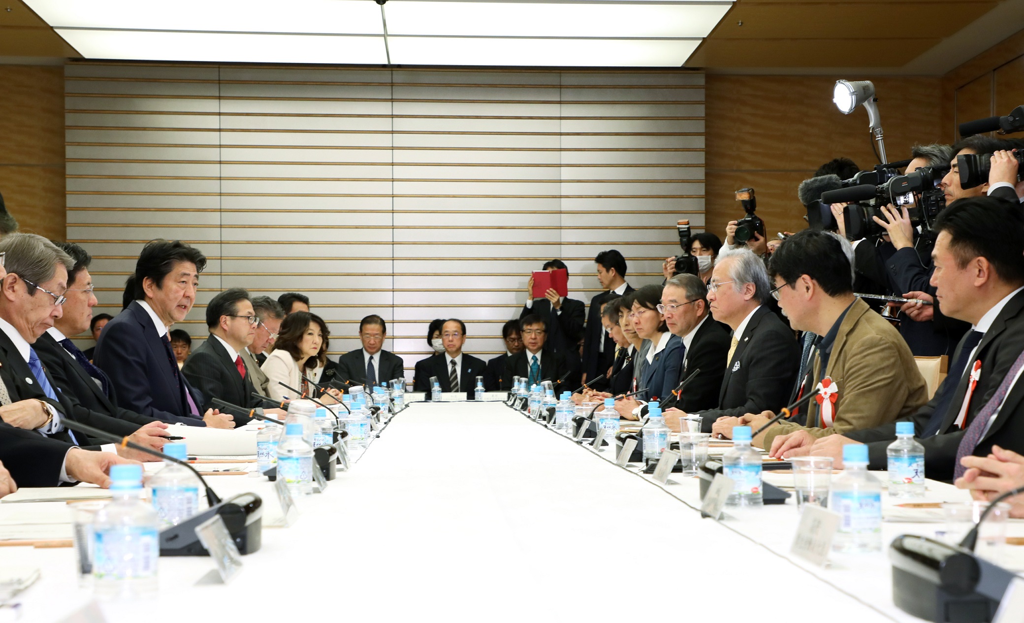 安倍总理在总理大臣官邸召开了第75次高度信息通信网络社会推进战略本部（IT综合战略本部）与第6次官民数据活用推进战略会议的联合会议。