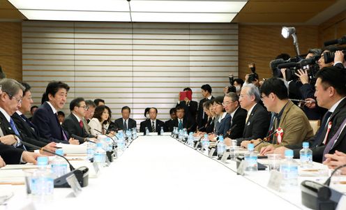 安倍总理在总理大臣官邸召开了第75次高度信息通信网络社会推进战略本部（IT综合战略本部）与第6次官民数据活用推进战略会议的联合会议。