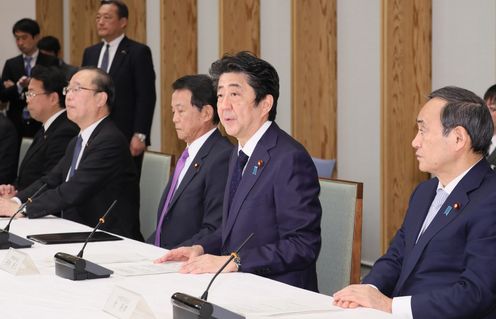 安倍总理在总理大臣官邸出席了政府与执政党的政策恳谈会。