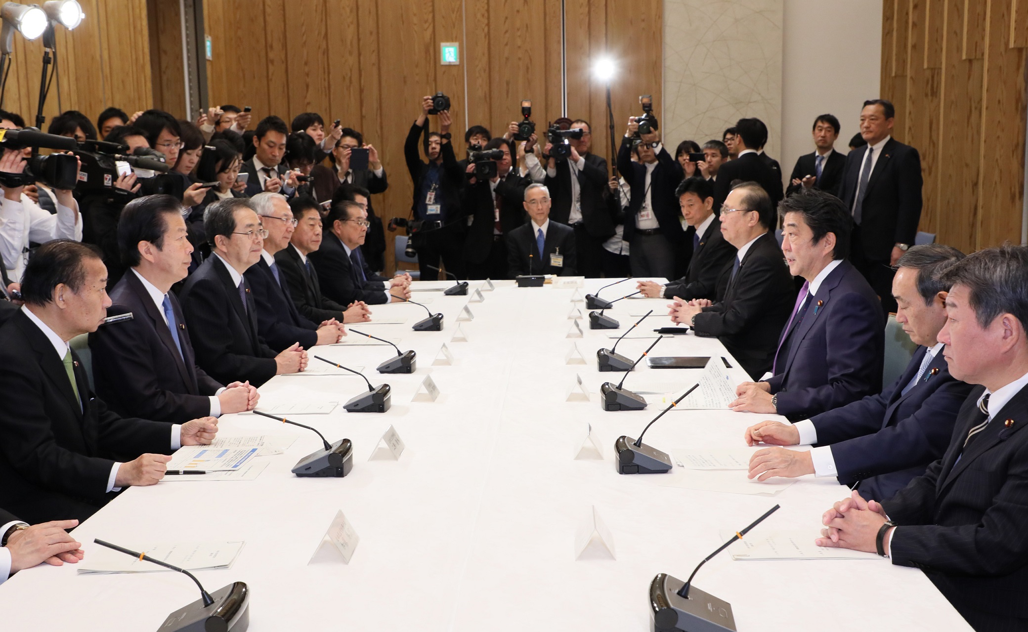 安倍总理在总理大臣官邸出席了政府与执政党的政策恳谈会。